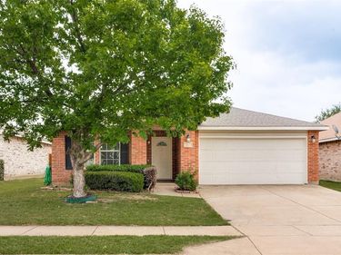 321 Silver Lake Trail, Fort Worth, TX 76140
