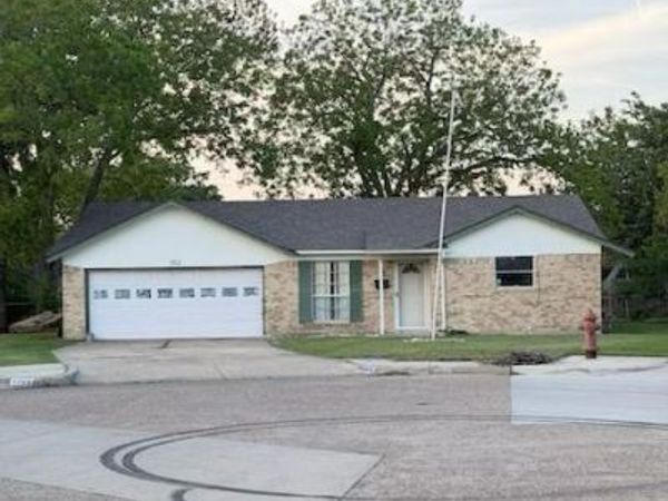 1702 Santa Clara Court , Grand Prairie, TX 75051