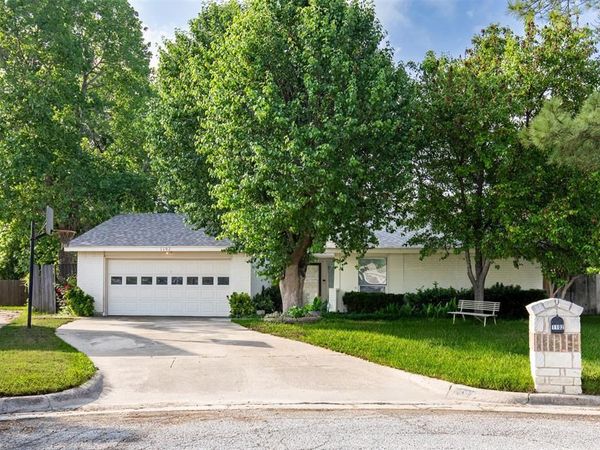 1102 St Croix Court , Arlington, TX 76012