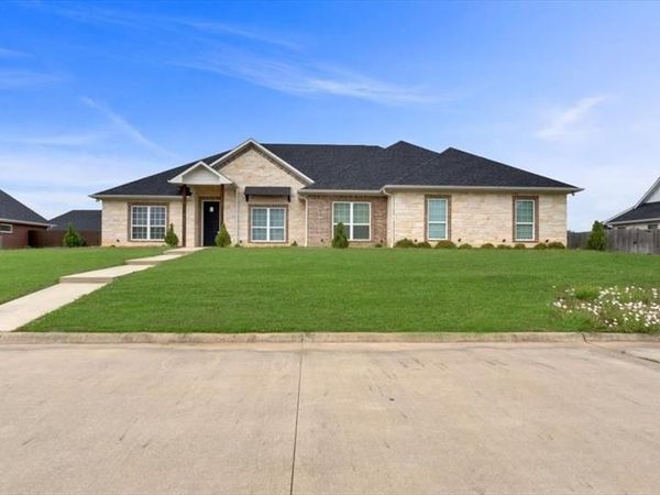 1005 Stone Bridge Street, Mount Pleasant, TX 75455