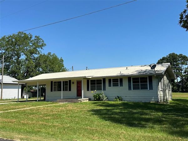 711 Clarksville Road , Bogata, TX 75417