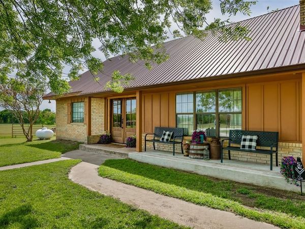 899 S Pecan Street , Muenster, TX 76252