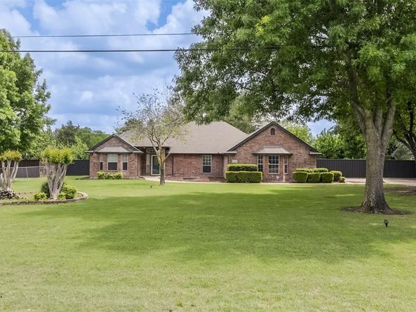 1303 Lariat Circle , Oak Leaf, TX 75154