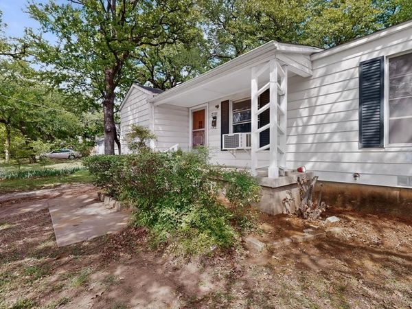 2701 Stark Street , Fort Worth, TX 76112