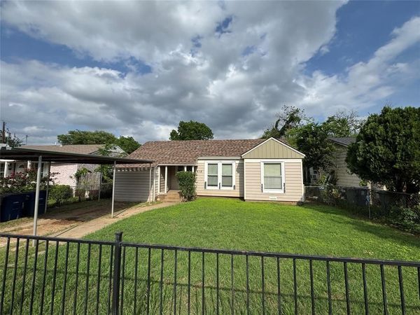 918 N Barnett Avenue , Dallas, TX 75211
