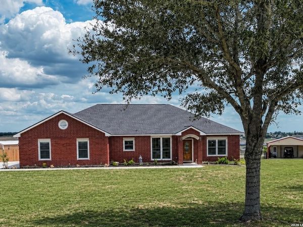 700 Lake Valley, La Vernia, TX 78121