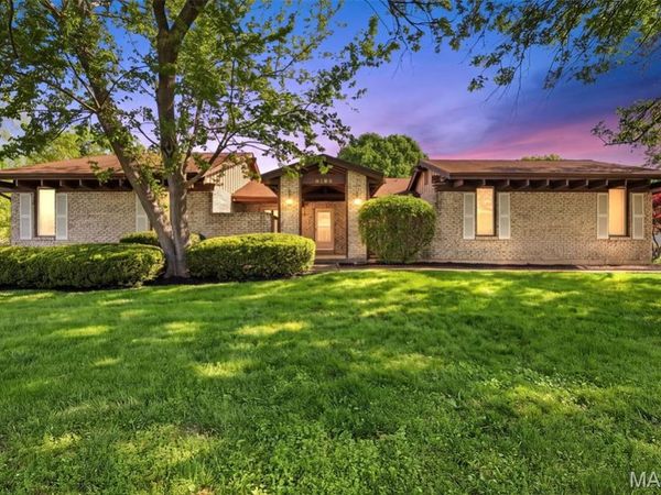 16083 Meadow Oak Drive , Chesterfield, MO 63017