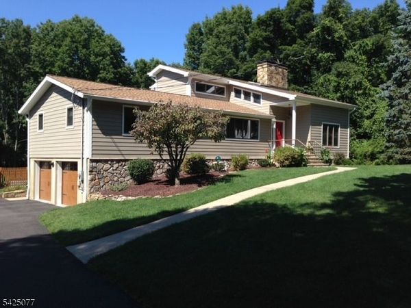 4 Valley Pl, Chester, NJ 07930