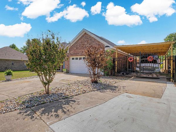 1440 oak shadows Drive , Sherwood, AR 72120