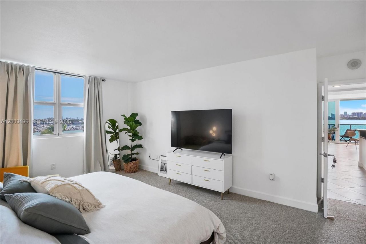 7501 E Treasure Dr, Unit 4EF, North Bay Village, FL 33141 Photo
