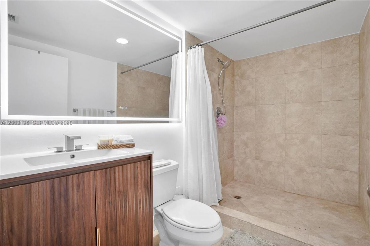 7501 E Treasure Dr, Unit 4EF, North Bay Village, FL 33141 Photo