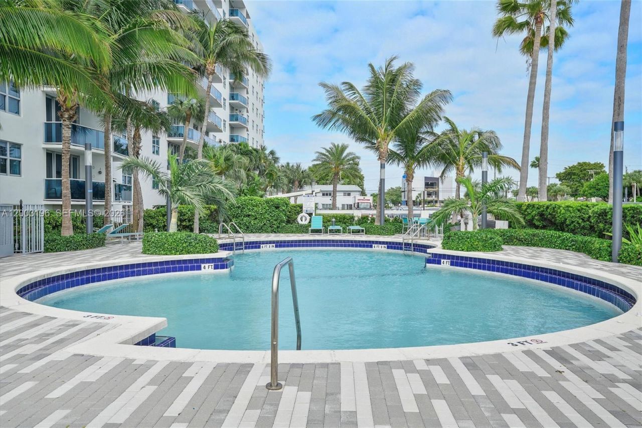 7501 E Treasure Dr, Unit 4EF, North Bay Village, FL 33141 Photo
