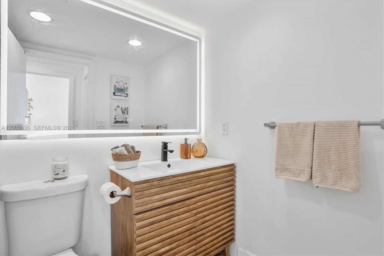 7501 E Treasure Dr, Unit 4EF, North Bay Village, FL 33141 Photo
