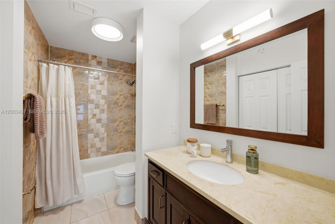 327 Ives Dairy Rd, Unit 327-05, Miami, FL 33179 Photo