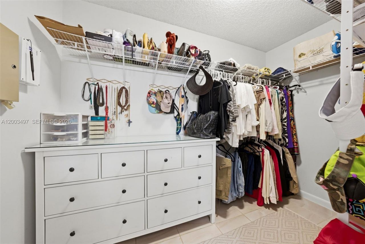 327 Ives Dairy Rd, Unit 327-05, Miami, FL 33179 Photo
