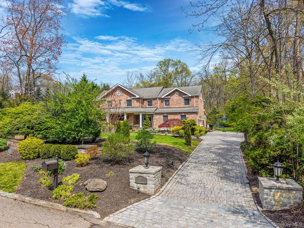 9 Arista Court, Dix Hills, NY 11746