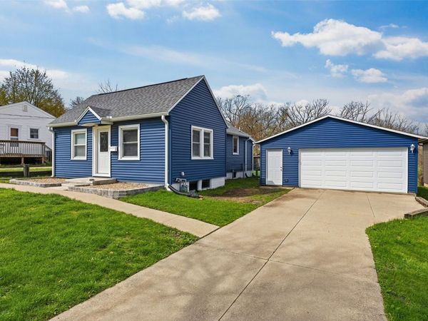 1217 Memorial Dr SE , Cedar Rapids, IA 52403