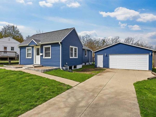 1217 Memorial Dr SE, Cedar Rapids, IA 52403