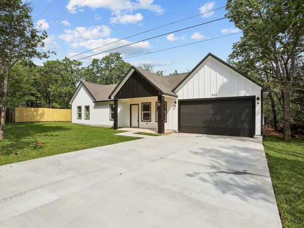 210 Flint Ridge ST , Bastrop, TX 78602