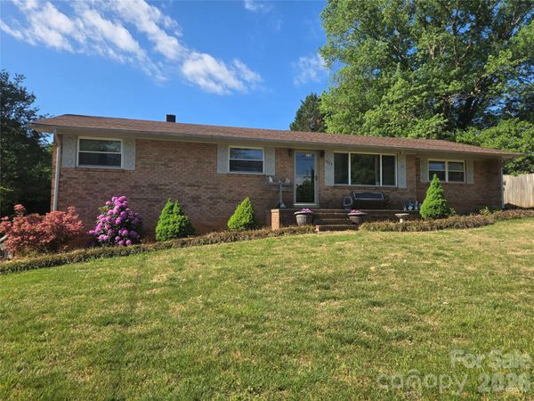 2824 25th Avenue NE, Hickory, NC 28601