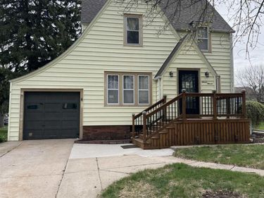 711 N Thomas Avenue , Oakland, NE 68045