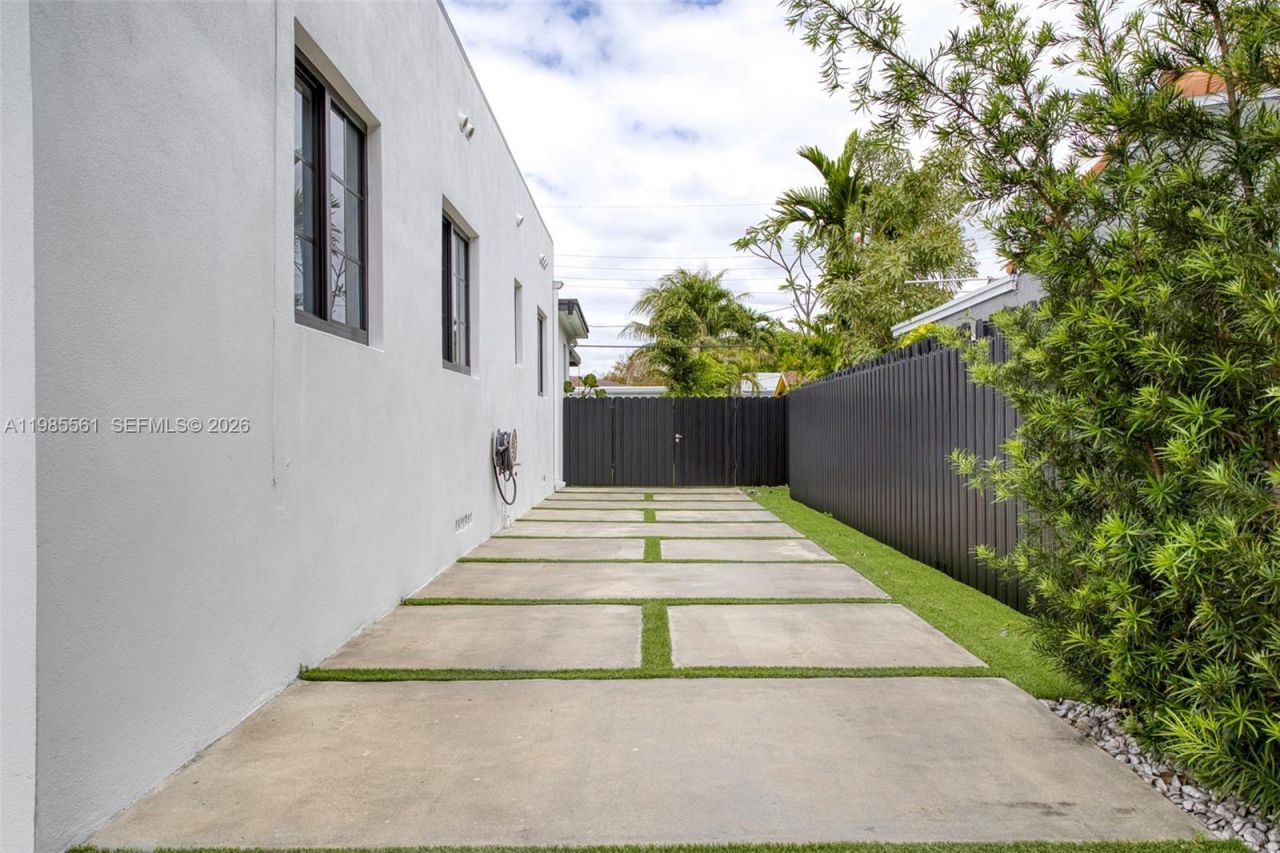 2397 SW 13th St , Miami, FL 33145 Photo