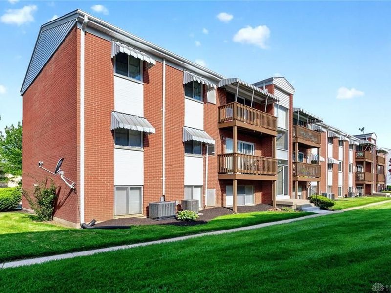 5710 W Coach Drive, Unit B, Kettering, OH 45440 Photo 2