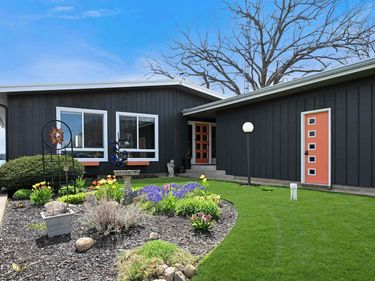 1043 E Northshore Drive, Syracuse, IN 46567