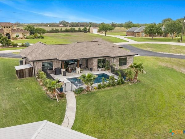 415 Juniper Trail , Yoakum, TX 77995