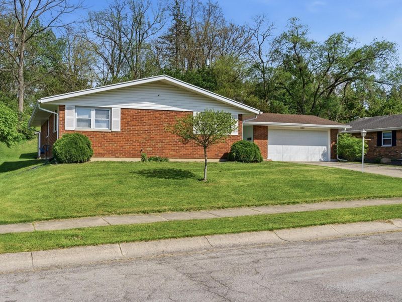 422 Sherwood Park Drive, Springfield, OH 45505 Photo 2