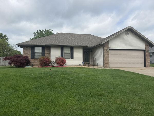 579 S Bradford Avenue , Nixa, MO 65714