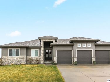 18363 Lake Circle , Elkhorn, NE 68022