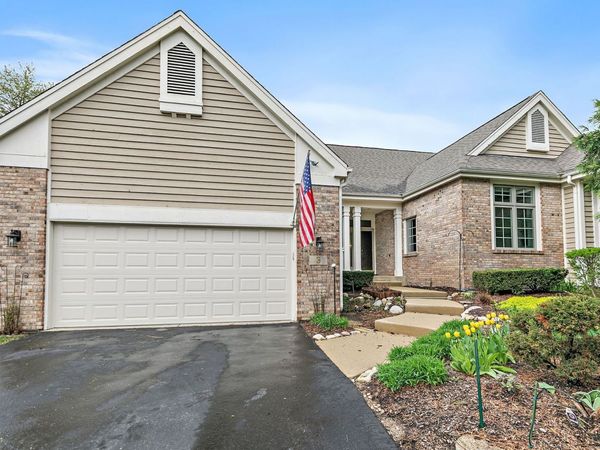 3 Sunvalley Court , Lake In The Hills, IL 60156