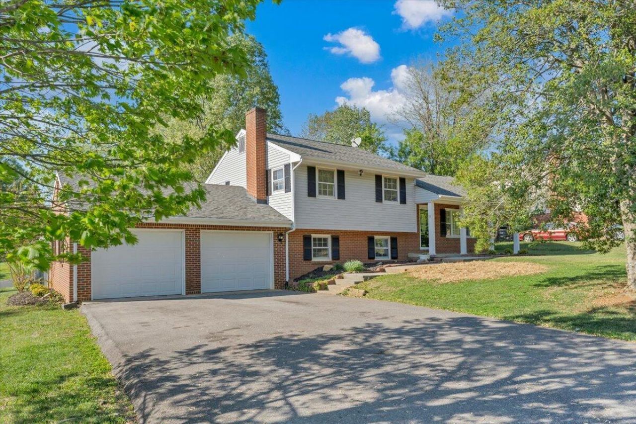 10 Chelsea Dr, Roanoke, VA 24019 Main Photo