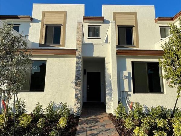 813 NE 211th St , Miami, FL 33179