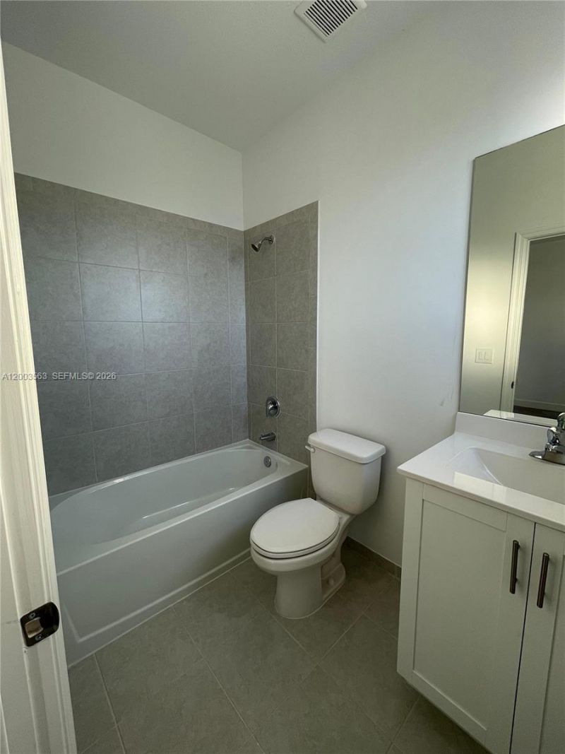 813 NE 211th St , Miami, FL 33179 Photo