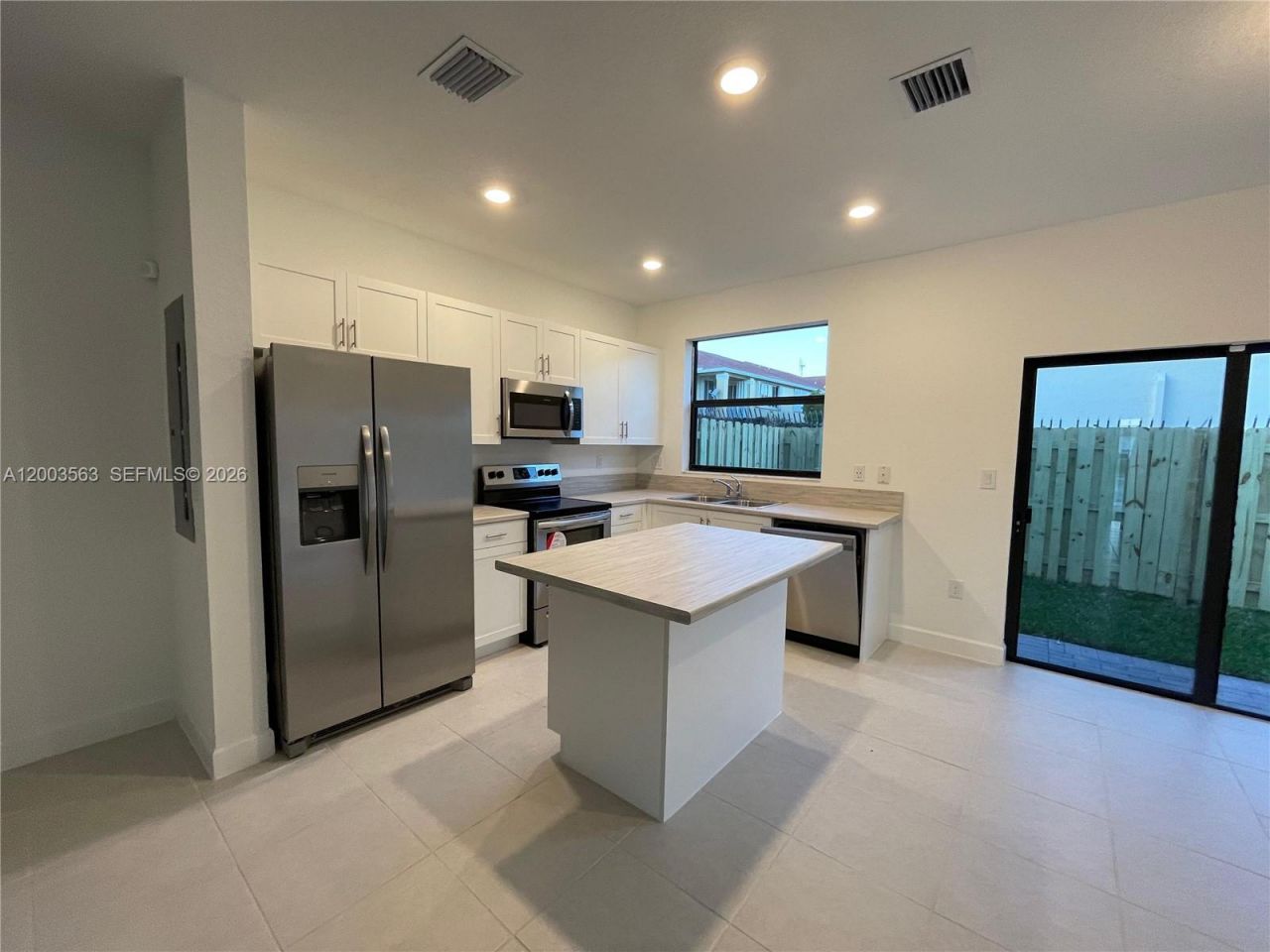 813 NE 211th St , Miami, FL 33179 Photo
