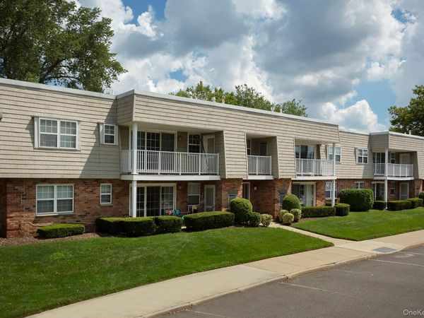 85 Westwood Drive , Unit 115, Westbury, NY 11590