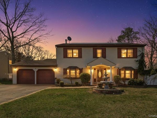 4 Winding Lane , Islandia, NY 11749