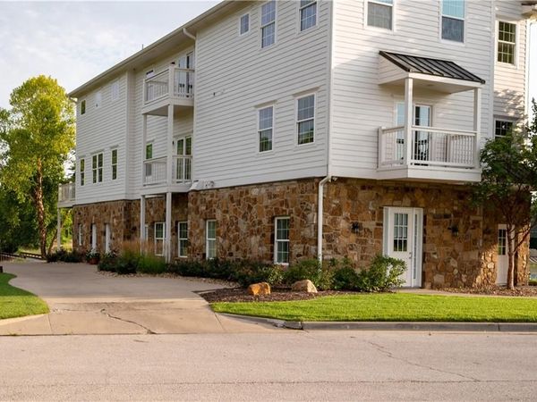 10875 Allen Way, Parkville, MO 64152