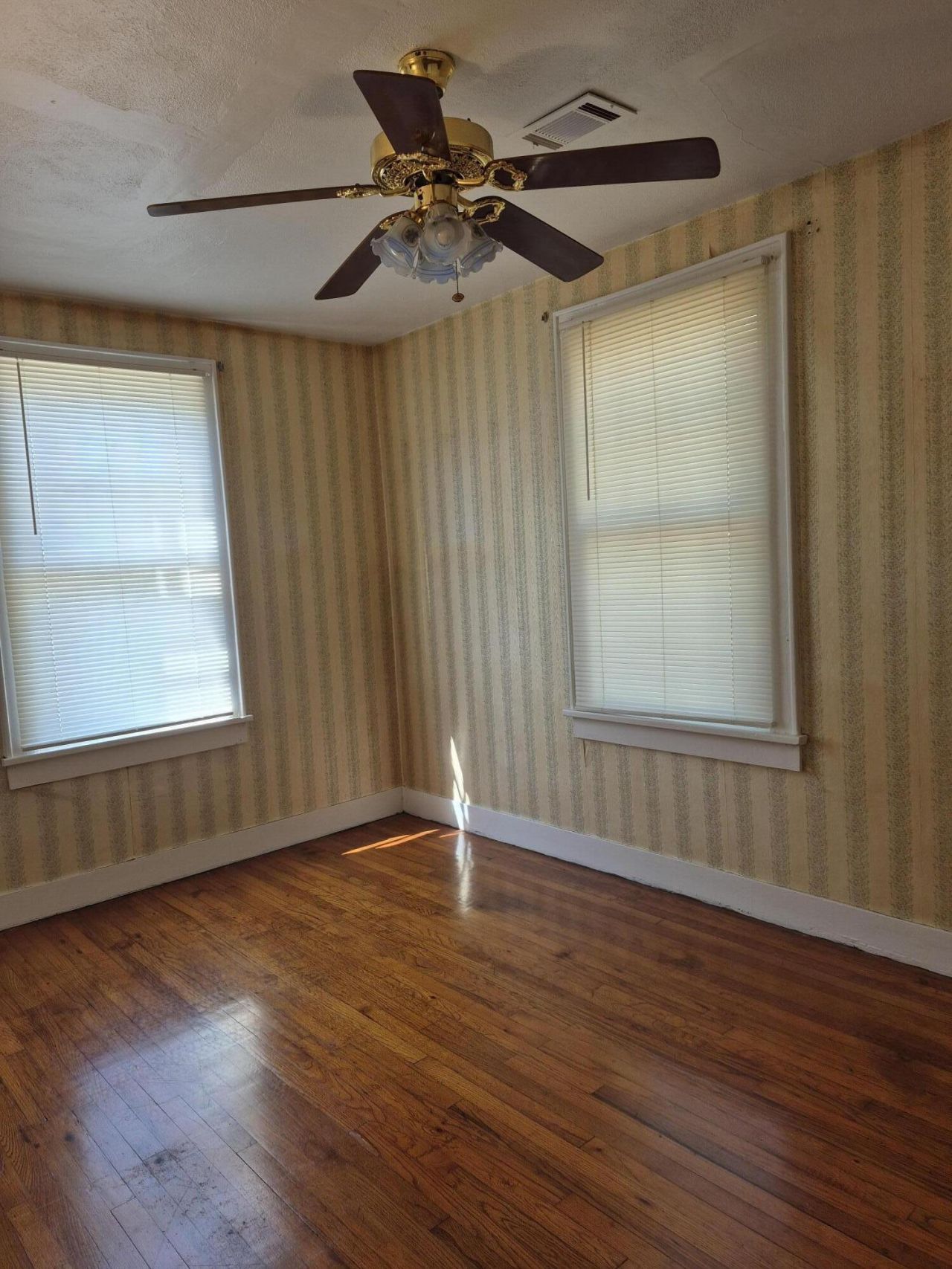 2623 Woodlawn Avenue Photo 12