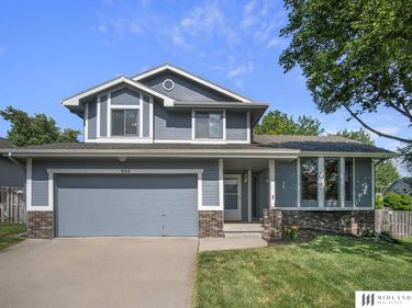 305 Oakwood Drive, Papillion, NE 68133