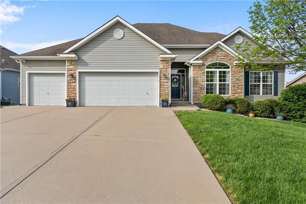 10312 N Hedges Avenue, Kansas City, MO 64157 Main Photo