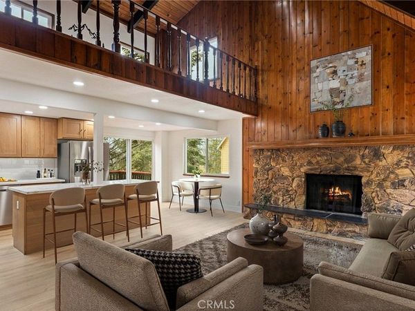 1076 Grass Valley Road , Lake Arrowhead, CA 92352