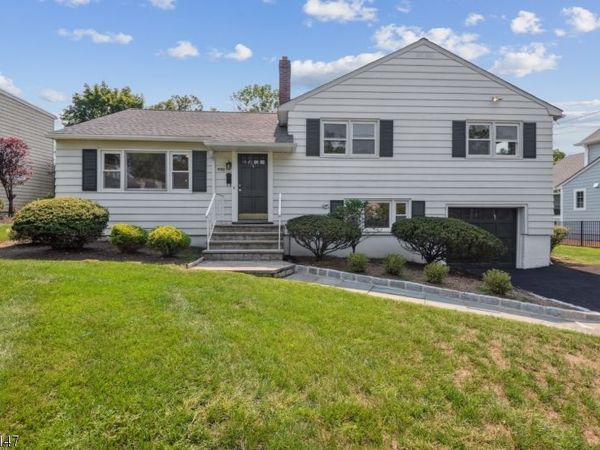 990 Washington Ave, Hohokus, NJ 07423