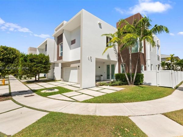 10431 NW 68th Ter , Doral, FL 33178