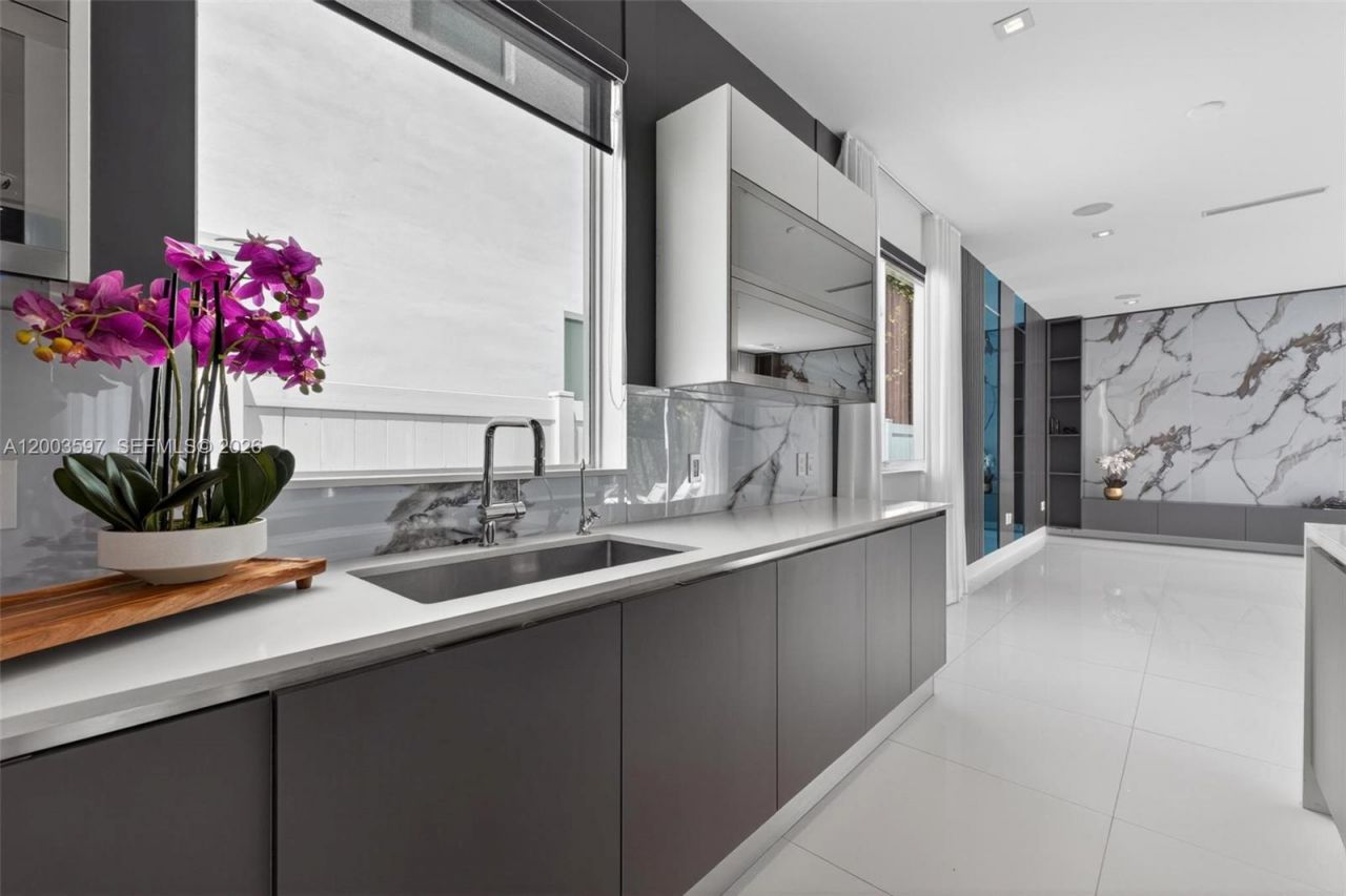 10431 NW 68th Ter , Doral, FL 33178 Photo