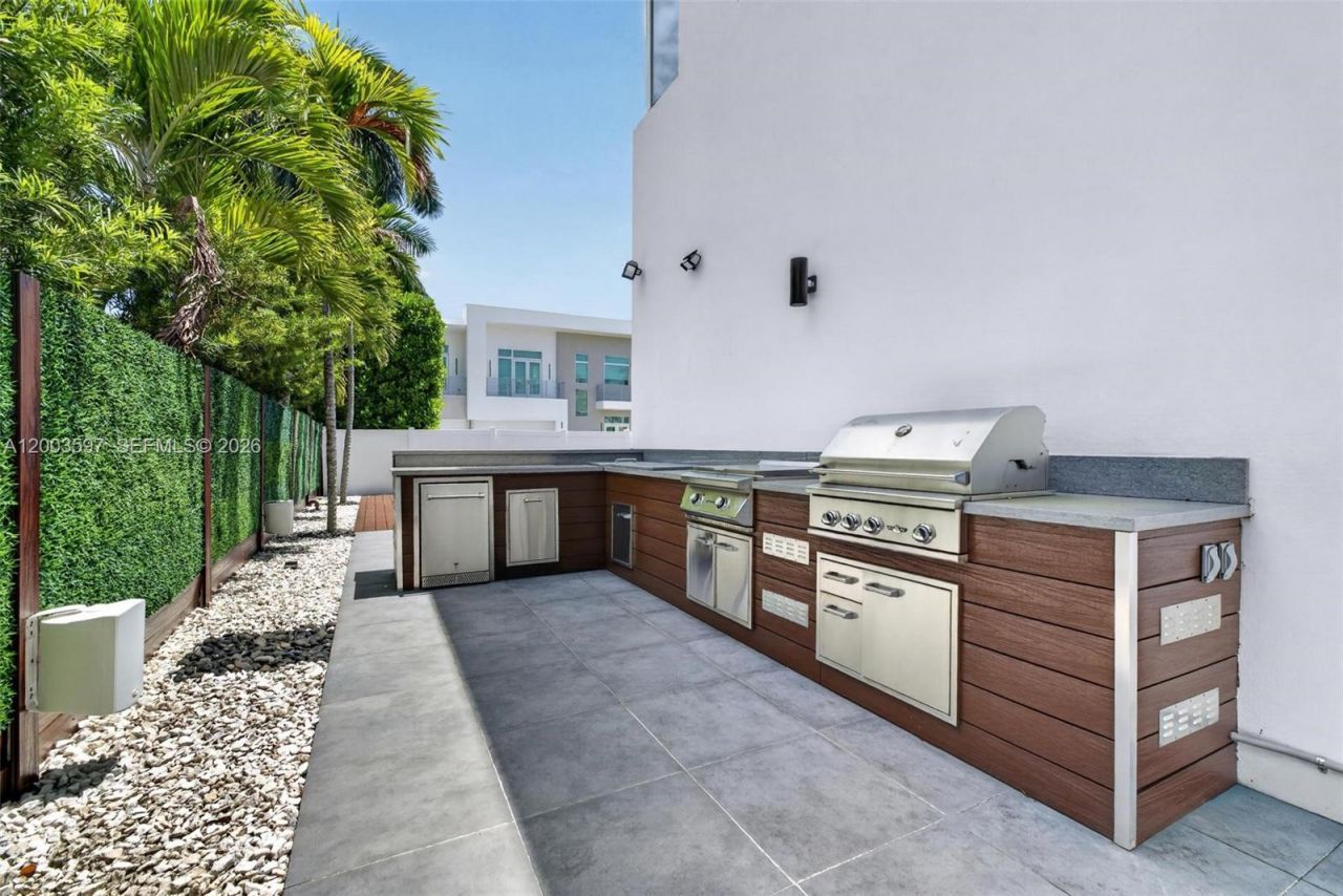 10431 NW 68th Ter , Doral, FL 33178 Photo