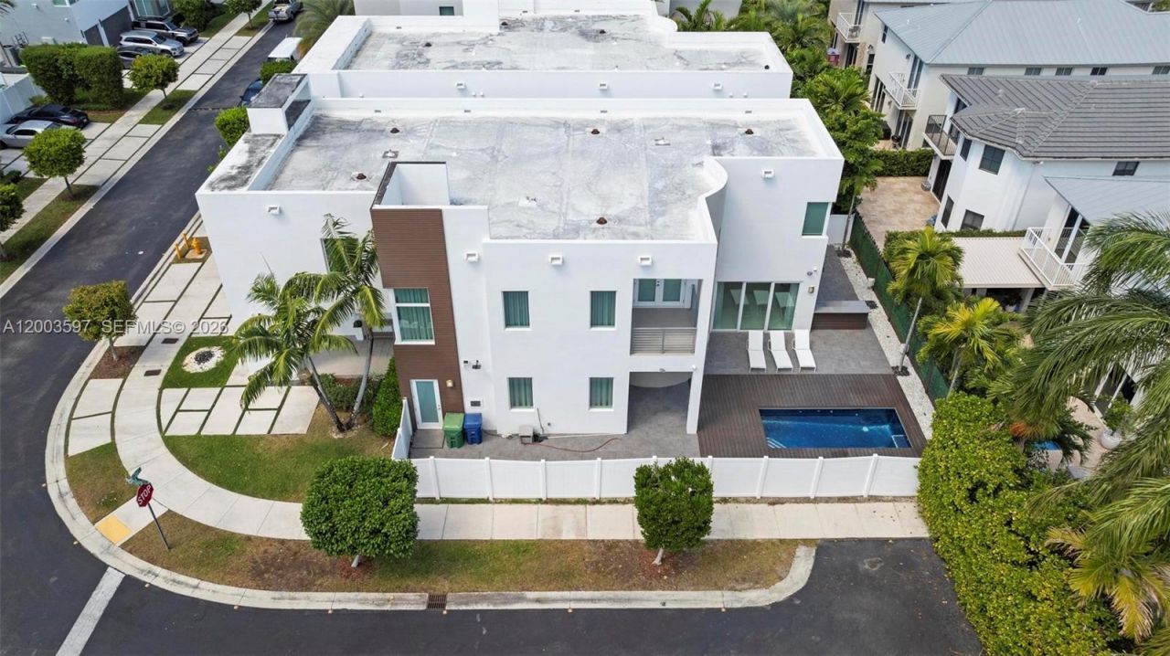 10431 NW 68th Ter , Doral, FL 33178 Photo