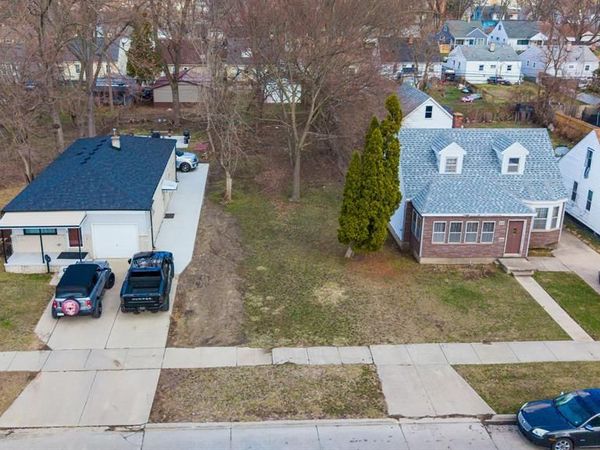 26166 Powers Avenue, Dearborn Heights, MI 48125